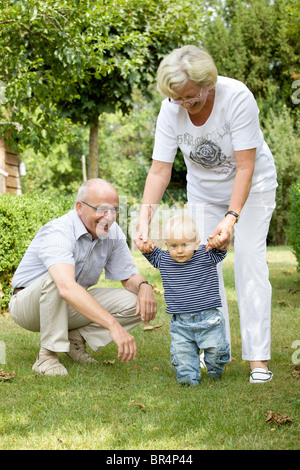 Nonni toddler in giardino Foto Stock