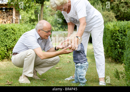 Nonni toddler in giardino Foto Stock