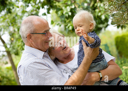 Nonni toddler in giardino Foto Stock