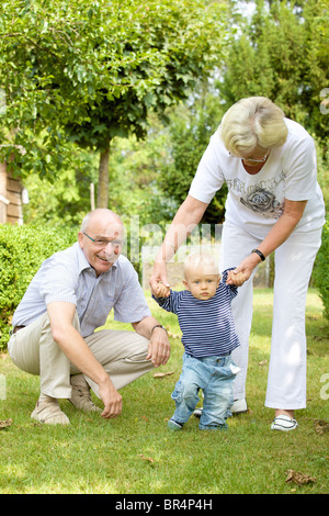 Nonni toddler in giardino Foto Stock