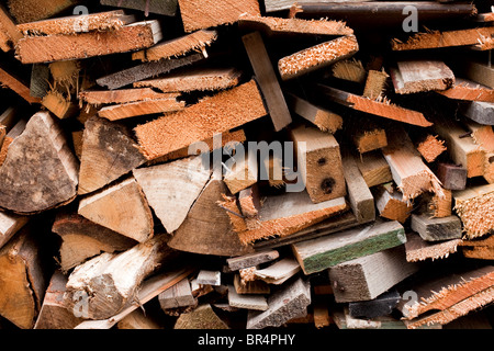 Tritate impilati legna al di fuori di una casa in Kent England Foto Stock