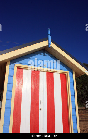 Ampia vista di coloratissimi BEACHOUSES Penisola di Mornington VICTORIA AUSTRALIA cielo blu sullo sfondo Foto Stock