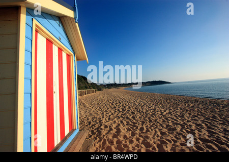 Ampia vista di coloratissimi BEACHOUSES Penisola di Mornington VICTORIA AUSTRALIA cielo blu sullo sfondo Foto Stock