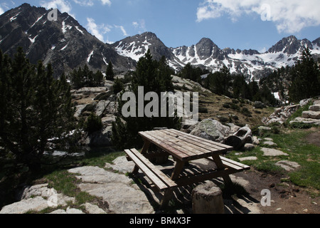 Punto spettacolare a 2318m Refugi JM Blanc lodge su Estany Tort de Peguera in Sant Maurici Parco Nazionale Pirenei Spagna Foto Stock