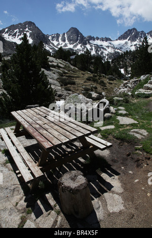 Punto spettacolare a 2318m Refugi JM Blanc lodge su Estany Tort de Peguera in Sant Maurici Parco Nazionale Pirenei Spagna Foto Stock