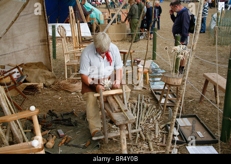 Falegname al lavoro rendendo fiori ornamentali presso la grande Dorset fiera a vapore in Tarrant Hinton uk Foto Stock