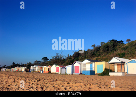 Ampia vista di coloratissimi BEACHOUSES Penisola di Mornington VICTORIA AUSTRALIA cielo blu sullo sfondo Foto Stock