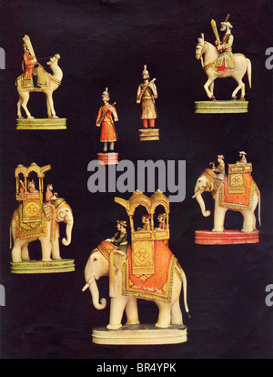 Pezzi da un completo set di scacchi in scolpiti e di colore avorio. Fatto a Delhi, India c.1790 per la iniziata Samru. Foto Stock