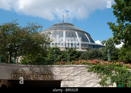 Forum des Halles, Porte du Jour e la Bourse de Paris noto anche come il Palais Brongniart, Parigi, Francia Foto Stock