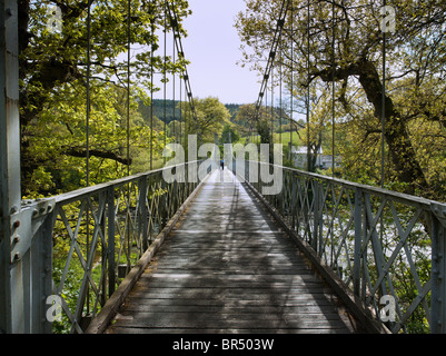 WALKERS su metallo sospensione ponte sul fiume Wye NR ERWOOD POWYS Foto Stock