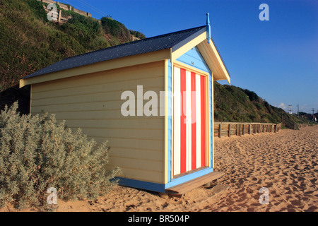 Ampia vista di coloratissimi BEACHOUSES Penisola di Mornington VICTORIA AUSTRALIA cielo blu sullo sfondo Foto Stock