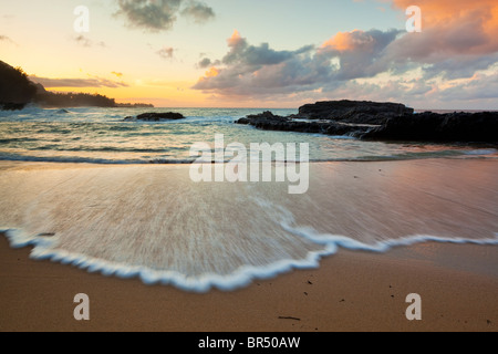 Kauai HI-luce della sera su Lumaha io Beach con i colori del cielo che riflette le onde Foto Stock