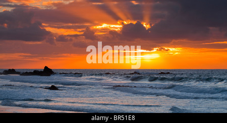 Tramonto sulla spiaggia vuota Fuerteventura Isole Canarie Spagna Foto Stock