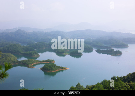 Vista aerea di isole nell area del Lago di Qiandao (migliaia di isola lago), Jiande, nella provincia di Zhejiang, Cina Foto Stock