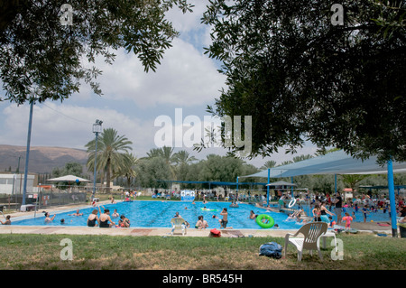 Israele, Valle del Giordano, Kibbutz Ashdot Yaacov, Piscina esterna Foto Stock