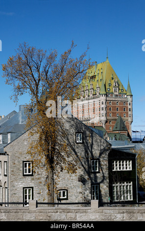 Si tratta di un vecchio edificio in Quebec City con lo Chateau Frontenac e oltre Foto Stock