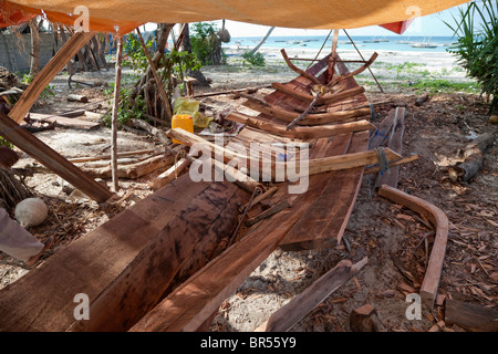 Nungwi, Zanzibar, Tanzania. Dhow chiglia in costruzione, Boat Building. Nervature interne tenere tavole esterno in luogo. Foto Stock