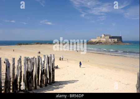 Francia, Bretagna (Bretagne), Saint Malo, spiaggia e castello di Fort National Foto Stock