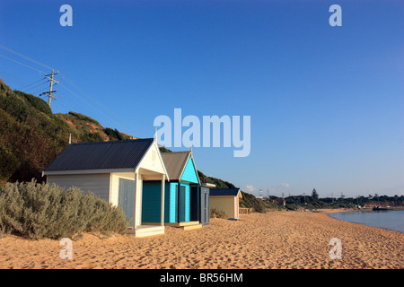 Ampia vista di coloratissimi BEACHOUSES Penisola di Mornington VICTORIA AUSTRALIA cielo blu sullo sfondo Foto Stock