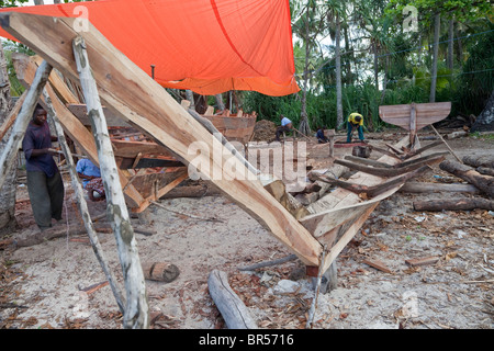 Nungwi, Zanzibar, Tanzania. Chiglia di una Dhow in costruzione, Boat Building. Foto Stock