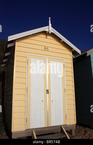 Ampia vista di coloratissimi BEACHOUSES Penisola di Mornington VICTORIA AUSTRALIA cielo blu sullo sfondo Foto Stock