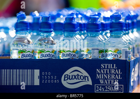 Piccole bottiglie di plastica di Buxton ancora acqua minerale naturale pronta per essere servita ai corridori nella maratona di Nottingham Foto Stock