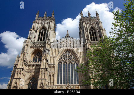 Una vista di estate di York Minster e York, Yorkshire County, England, Regno Unito Foto Stock