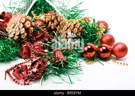 Albero di Natale decorazioni su sfondo bianco Foto Stock