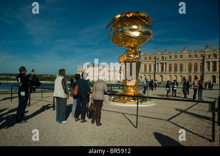 Versailles, Francia, turisti che visitano la Mostra d'Arte Contemporanea, Takashi Murakami, eventi 'Buddha ovale' nel Giardino, parigi d'avanguardia, scultura dietro, retro Foto Stock