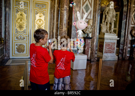 Versailles, Francia, turisti che visitano lo spettacolo di Arte Contemporanea, 'Takashi Murakami', artista Giapponese, bambini che scattano foto, alto museo d'arte, scoperta sala d'arte Foto Stock