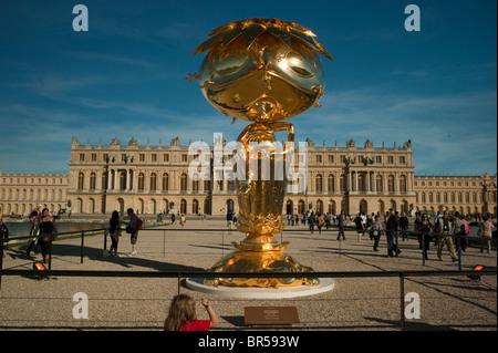 Versailles, Francia, turisti in visita spettacolo d'arte contemporanea, Takashi Murakami, 'Oval Buddha' nel giardino, parterre d'acqua, statue museo di scultura, Reggia di Versailles Francia Avant Garde, Chateau francese Foto Stock