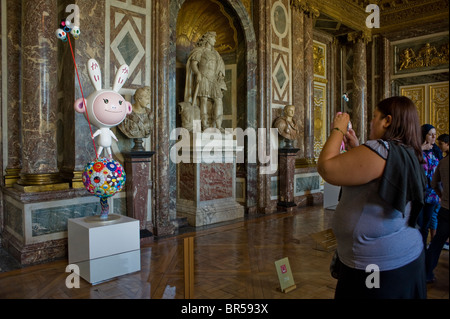 Versailles, Francia, i turisti che scattano foto, che visitano lo spettacolo d'Arte Contemporanea, Takashi Murakami, scultura d'Arte moderna in mostra in camera, alto museo d'arte, Palazzo di Versailles, Francia Foto Stock