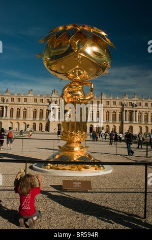 Versailles, Francia, turisti in visita allo spettacolo d'Arte Contemporanea, Takashi Murakami, 'Oval Buddha' nel Giardino, Foto Stock