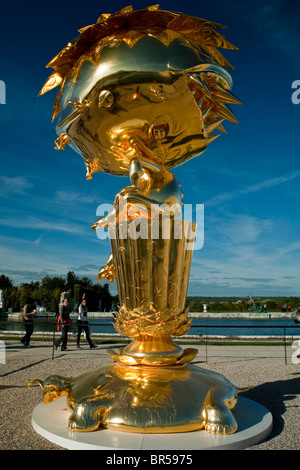 Versailles, Francia, turisti in visita allo spettacolo d'Arte Contemporanea, 'Takashi Murakami', nei Giardini francesi, scultura d'Arte moderna in mostra all'esterno, statue del museo Foto Stock