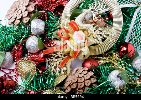 Albero di Natale decorazioni su sfondo bianco Foto Stock