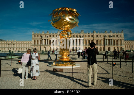 Versailles, Francia, turisti in visita spettacolo d'arte contemporanea, Takashi Murakami, scultura moderna in mostra eventi in giardino, statue museo, avanguardie Parigi, Reggia di Versailles Chateau francese Foto Stock