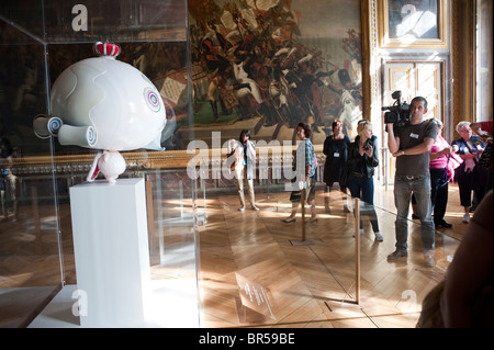 Versailles, Francia, turisti in visita allo spettacolo d'Arte Contemporanea, Takashi Murakami Versailles, l'avanguardia di parigi dei nuovi vestiti dell'Imperatore Foto Stock