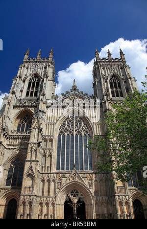 Una vista di estate di York Minster e York, Yorkshire County, England, Regno Unito Foto Stock