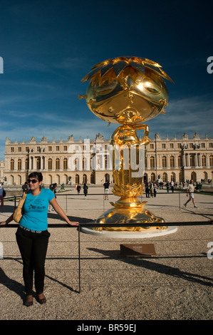 Donna in giardino, Versailles, Francia, turisti in visita allo spettacolo di Arte Contemporanea, 'Takashi Murakami' 'Buddha ovale', alto museo d'arte, Reggia di Versailles, Francia Foto Stock