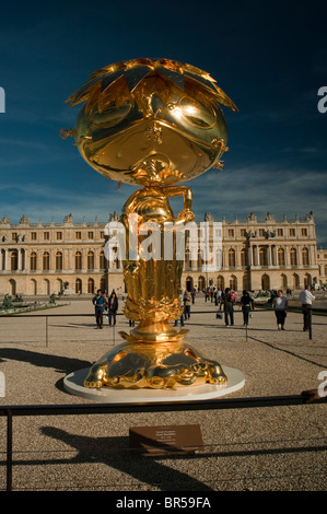 Versailles, Francia, turisti che visitano lo spettacolo di Arte Contemporanea, Takashi Murakami Versailles, 'il Buddha ovale' nei Giardini, alto museo d'arte, la Reggia di Versailles, Francia Foto Stock