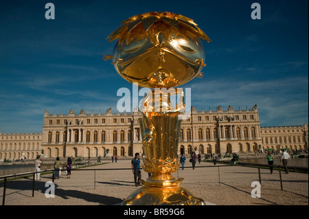 Versailles, Francia, turisti che visitano lo spettacolo d'arte contemporanea, Takashi Murakami, gli eventi del 'Buddha ovale' nel giardino, la Reggia di Versailles Francia, la mostra dei musei Foto Stock