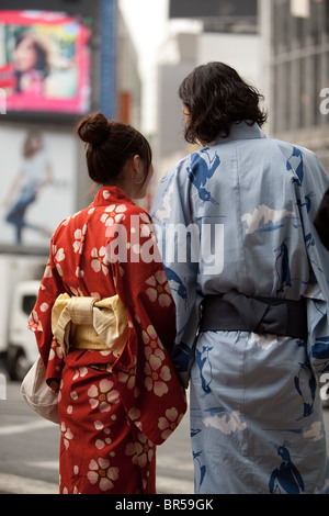 I giovani indossano yukata kimono in estate, nel quartiere Shibuya di Tokyo, Giappone. Foto Stock