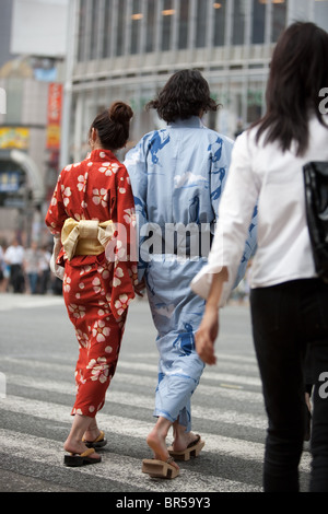 I giovani indossano yukata kimono in estate, nel quartiere Shibuya di Tokyo, Giappone. Foto Stock