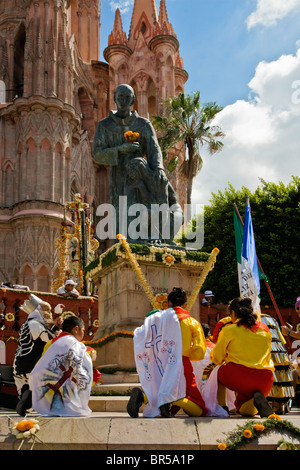 Compagnie di danza provenienti da tutte le parti del Messico preforma durante il giorno di indipendenza Parade di settembre - San Miguel De Allende, Messico Foto Stock