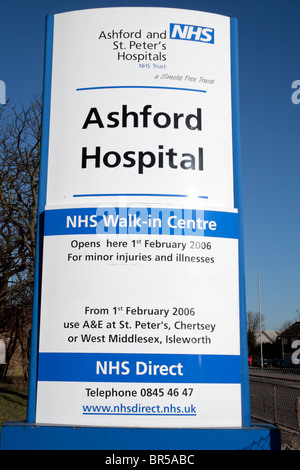 Segno principale post per i visitatori all'entrata a Ashford Hospital & NHS a piedi in centro, a ovest di Londra, Regno Unito. Foto Stock