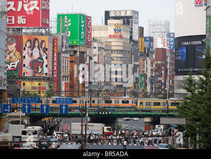 Il quartiere di Shinjuku (guardando verso Kabukicho) in Tokyo, Giappone, giovedì 19 agosto 2010. Foto Stock