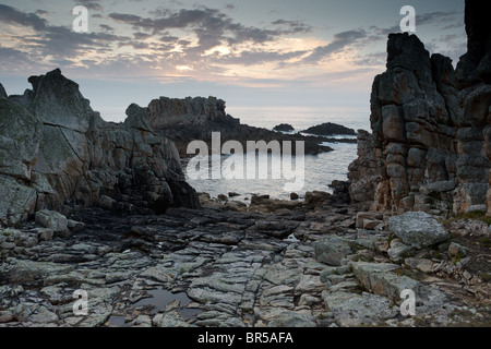 Isola di ouessant costa rocciosa al crepuscolo, Bretagna, Finisterre, Francia Foto Stock