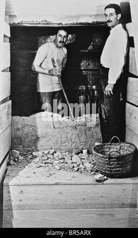 Howard Carter scoprì Tutankhamon la tomba nella Valle dei Re, nei pressi di Luxor in Egitto nel mese di novembre 1922 qui con un C macis Foto Stock