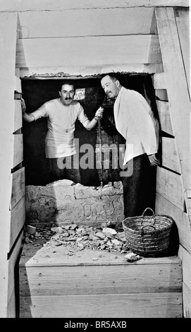 Howard Carter scoprì Tutankhamon la tomba nella Valle dei Re, nei pressi di Luxor in Egitto nel mese di novembre 1922. Carter (sinistra) con Arthutr Callender. Scansionata da materiale di immagine in archivio di stampa Ritratto Service (ex premere ritratto Bureau) Foto Stock