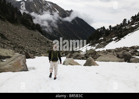 Sant Maurici Parco Nazionale di discesa dalla cima di Portarro d'Espot passare sulla traversa dei Pirenei nei Pirenei Spagna Foto Stock